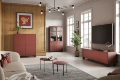 Bogart Komody*SONATIA II KREDENS 120 2D2SZ - burgund / nogi kule